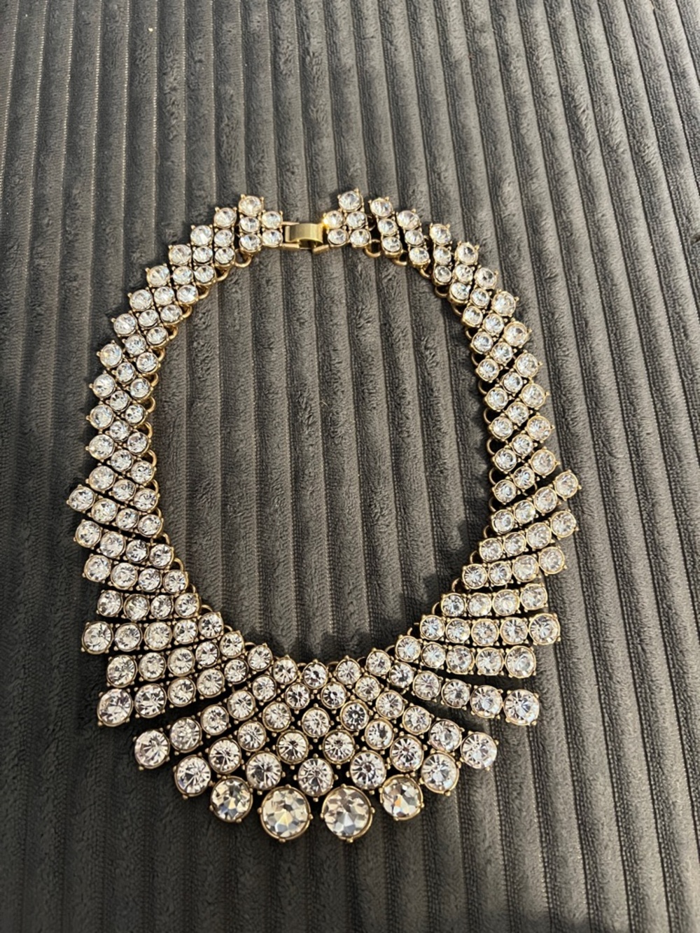 Banana Republic GLAMOUR
PARTY BANANA REPUBLIC
CRYSTAL NECKLACE
